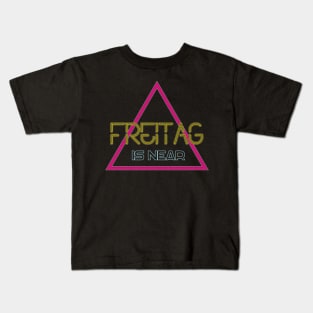 Freitag is near - Lustiger Wochentagsspruch Kids T-Shirt